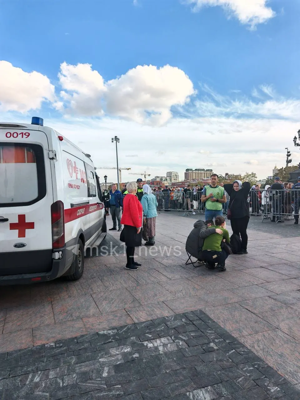 Верующие стоят в очереди около восьми часов, получают бесплатную воду, а за платное мороженое выстраиваются очереди, которые раскупают за считанные минуты.