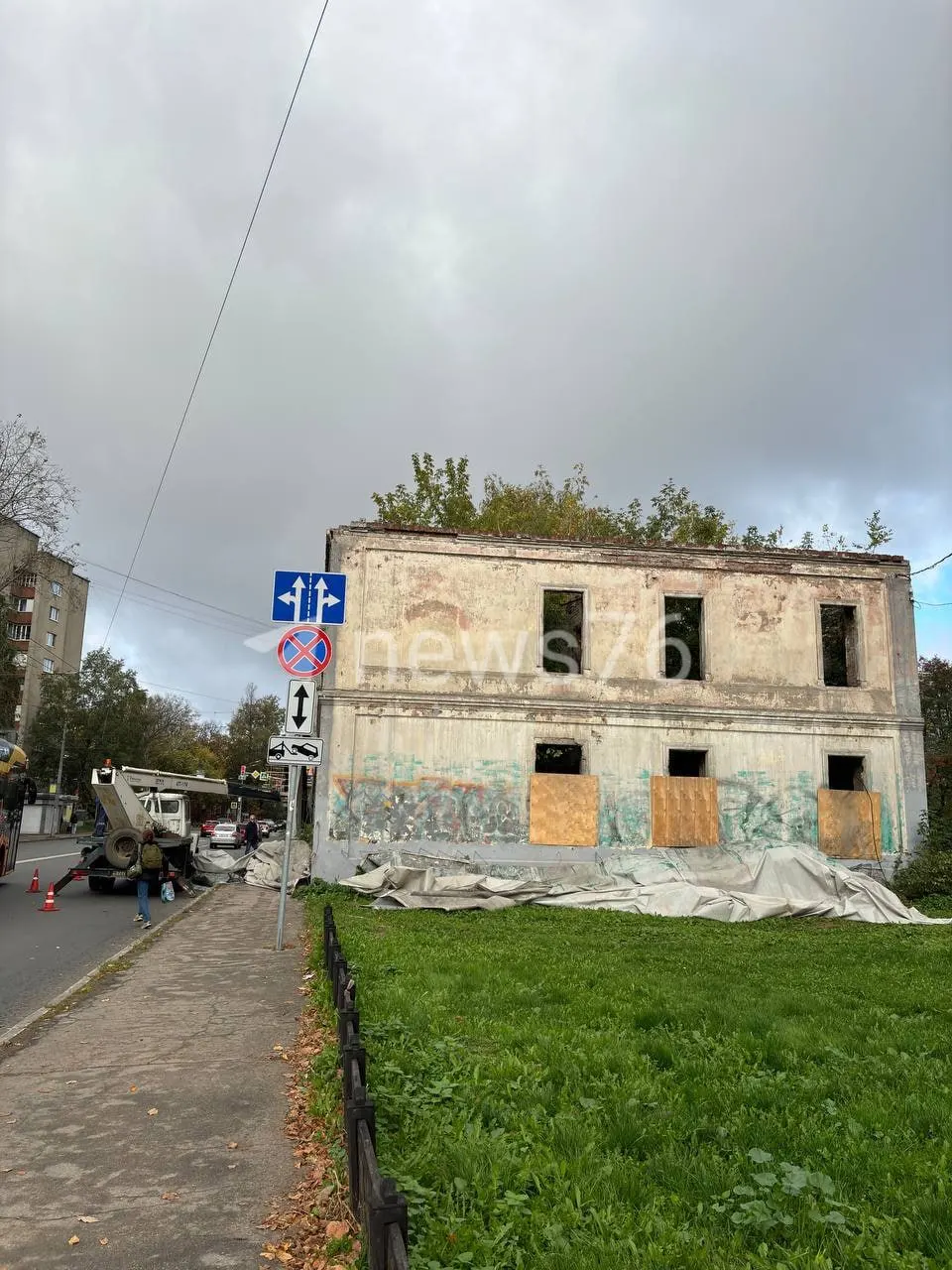 Утром сняли фальшфасад, к середине дня здание исчезло, остались руины; на месте — семиэтажный деловой центр с подземной парковкой.