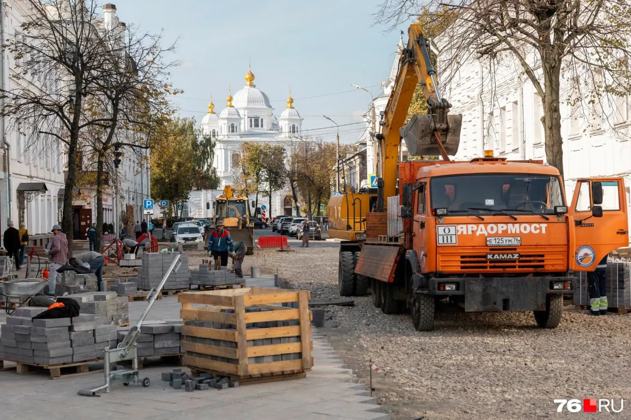 Благоустройство главной пешеходной улицы Ярославля идёт полным ходом. Работы продолжаются, плитка укладывается частично, а фонтан и освещение требуют доработки.