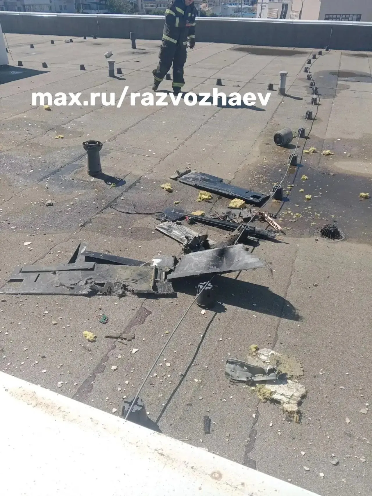 Во время атаки беспилотника в Воронеже детский сад загорелся; малыши и воспитатели эвакуированы. Меры безопасности на месте продолжаются.