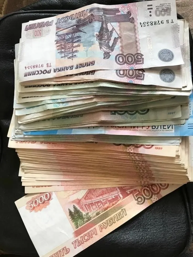 Инициатива предлагает сделать годовую премию, часто называемую 13‑й зарплатой, обязательной для всех работающих россиян.
