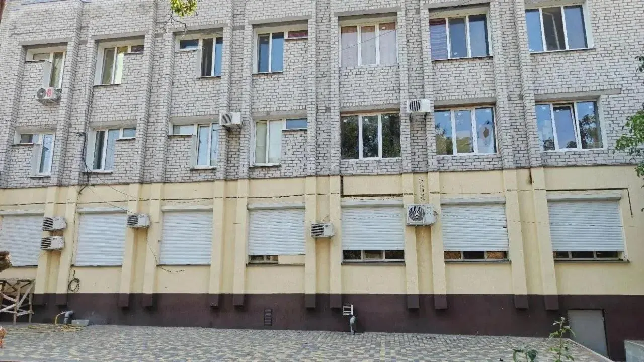 В начале учебной недели несколько образовательных учреждений пострадали во время обстрела; причины и последствия уточняются.