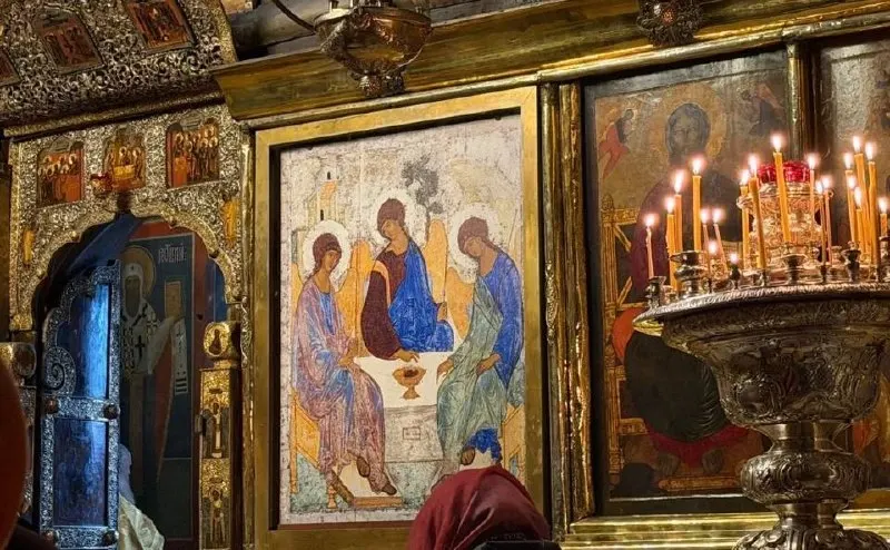 Икона XV века перенесена в мастерскую Троице-Сергиевой лавры для подготовки климатической капсулы; реставрационные работы не планируются, сообщили представители музея.
