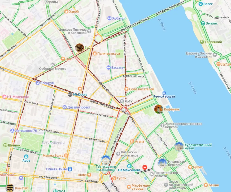 Движение затруднено в центральной части города после аварии на Октябрьском мосту; сотрудники дорожной службы работают на месте, образуются заторы.