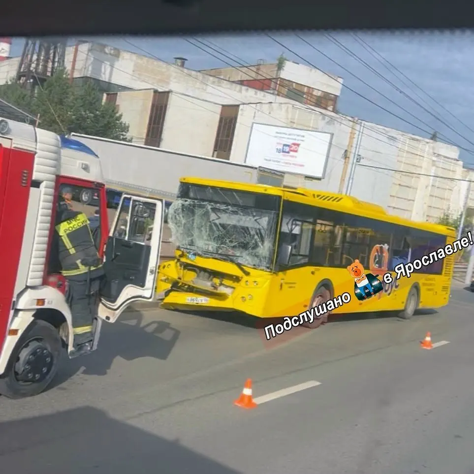 Водителя увезли в больницу; пассажиры за медицинской помощью не обращались. По данным полиции, ситуация под контролем.