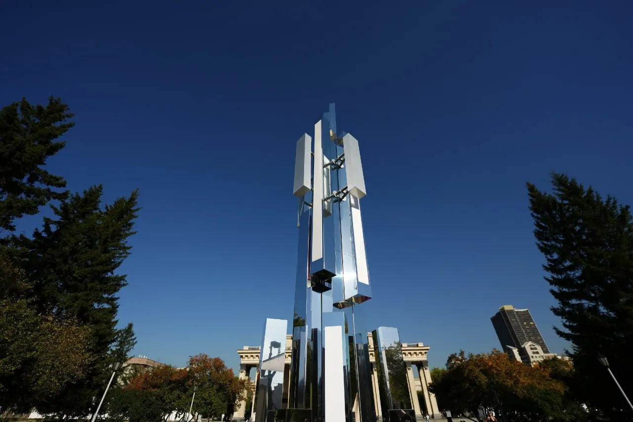 Операторы запустили сеть 5G в нескольких городах и продолжают разворачивать технологию в крупных населённых пунктах; появляются новые сервисы умного города, телемедицины и автономного транспорта.