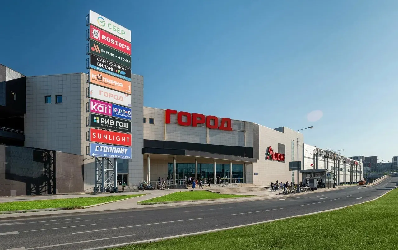 Торговый центр на Рязанском шоссе выставлен на продажу — возможен снос под застройку жилого комплекса. Владеет объект Сбербанк; оценочная цена около 1,3 млрд рублей.