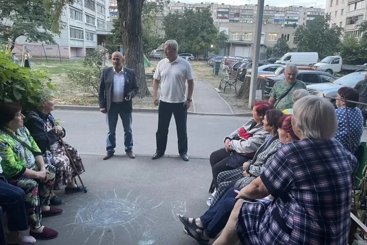 Депутат заявляет, что травма бытового характера произошла дома после падения на лестнице во время встречи с жителями Волокно.