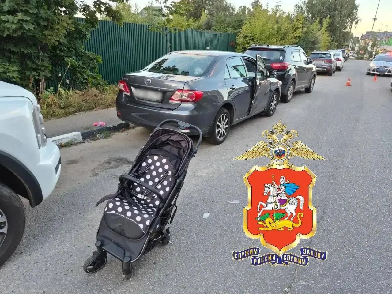 Пьяный водитель сбил отца и его двухлетнюю дочь на проезжей части в Королёве; оба пострадавших госпитализированы.