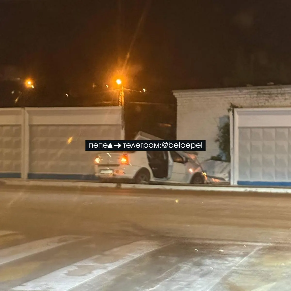 Renault Logan протаранил забор скважины водоканала; часть забора раскололась и упала на машину. Пострадавшие по данным на данный момент не уточняются.