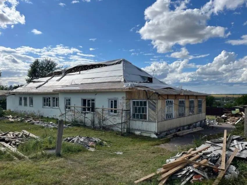 Детский сад «Улыбка» закрыли на капремонт; подрядчик снял кровлю и исчез. Прокуратура начала проверку закупок и условий образования; детям приходится ездить в соседнее село.