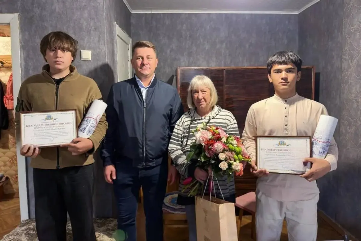 После массированного налета БПЛА в Белгороде двое подростков помогали жильцам убрать мусор и осколки; мэр города наградил их грамотами, футболками и билетами в парк развлечений.