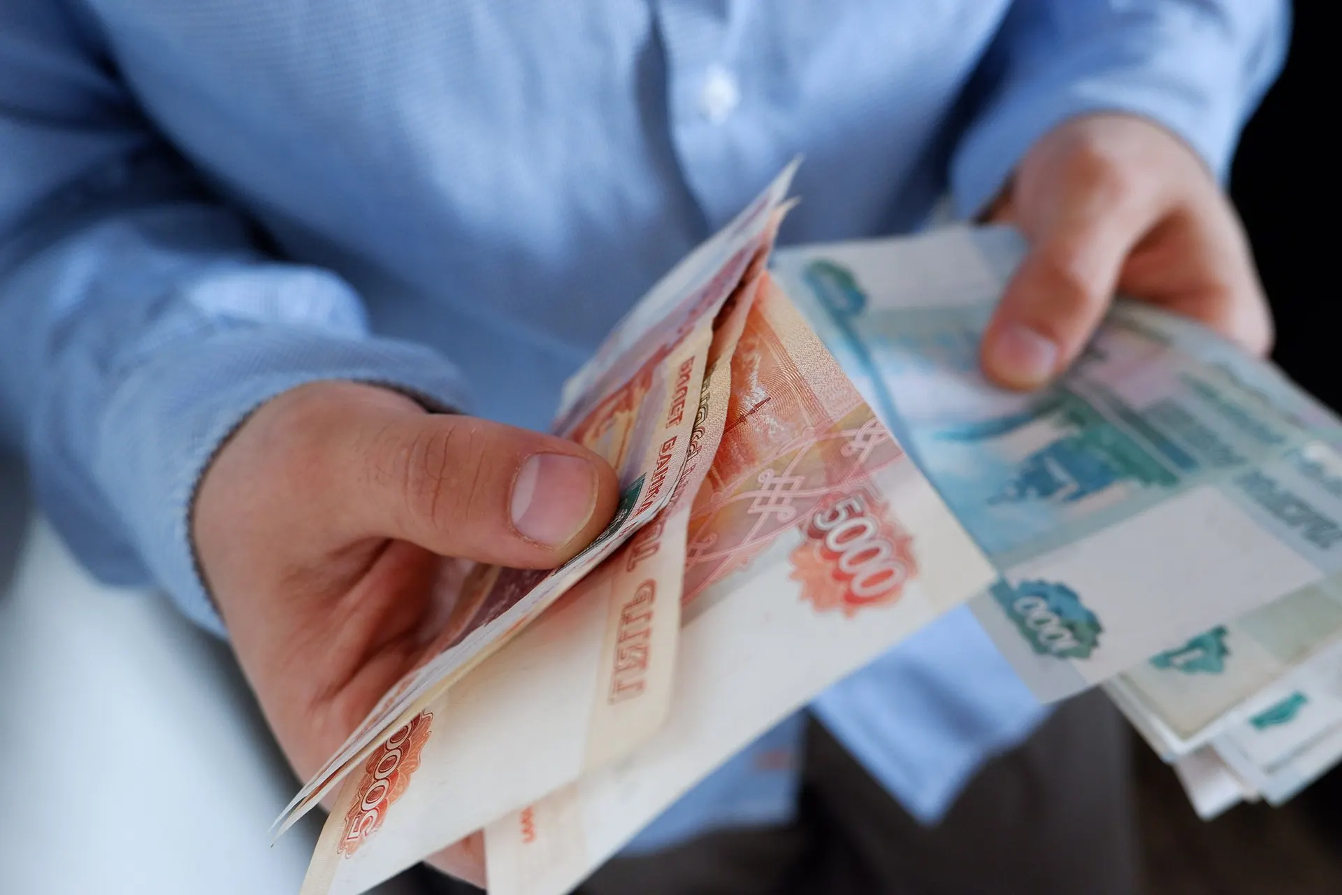 После действий судебных приставов должнику удалось погасить задолженность в 21 млн рублей; ранее ему грозили арест счетов и исполнительский сбор.