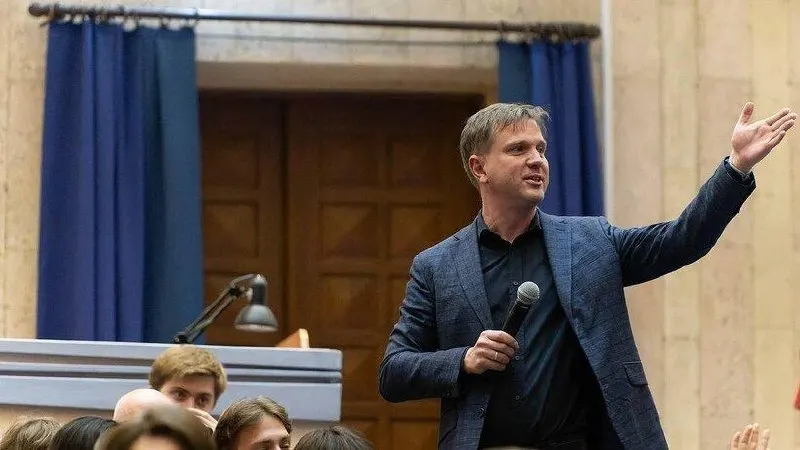 Кандидат в Госдуму от оппозиции задержан в столице; по данным, трое путешеивших в гражданской одежде пришли домой к Григорию Гришину для оформления административного протокола, причина пока не ясна.