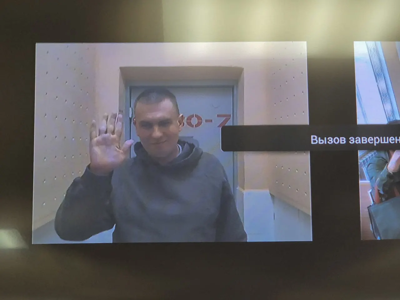 В Санкт-Петербурге начался суд над блогером Ильей Ремесло, обвиняемым в распространении фейков об армии после критики властей; он уверяет, что его преследуют за мнение.