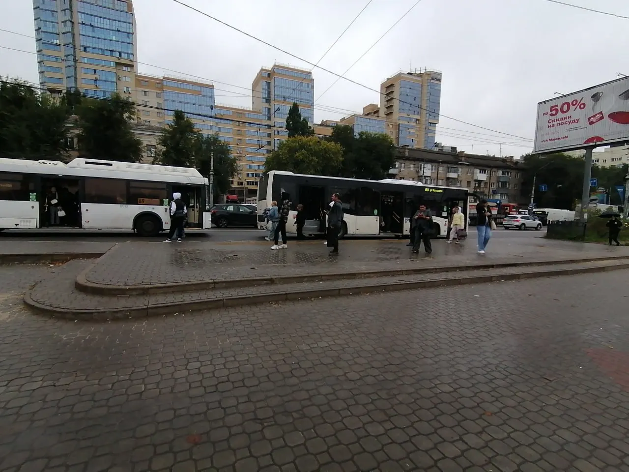 Горожане жалуются на отсутствие павильона на остановке «Клиническая» у 45-й стрелковой дивизии, что оставляет людей без укрытия от непогоды.