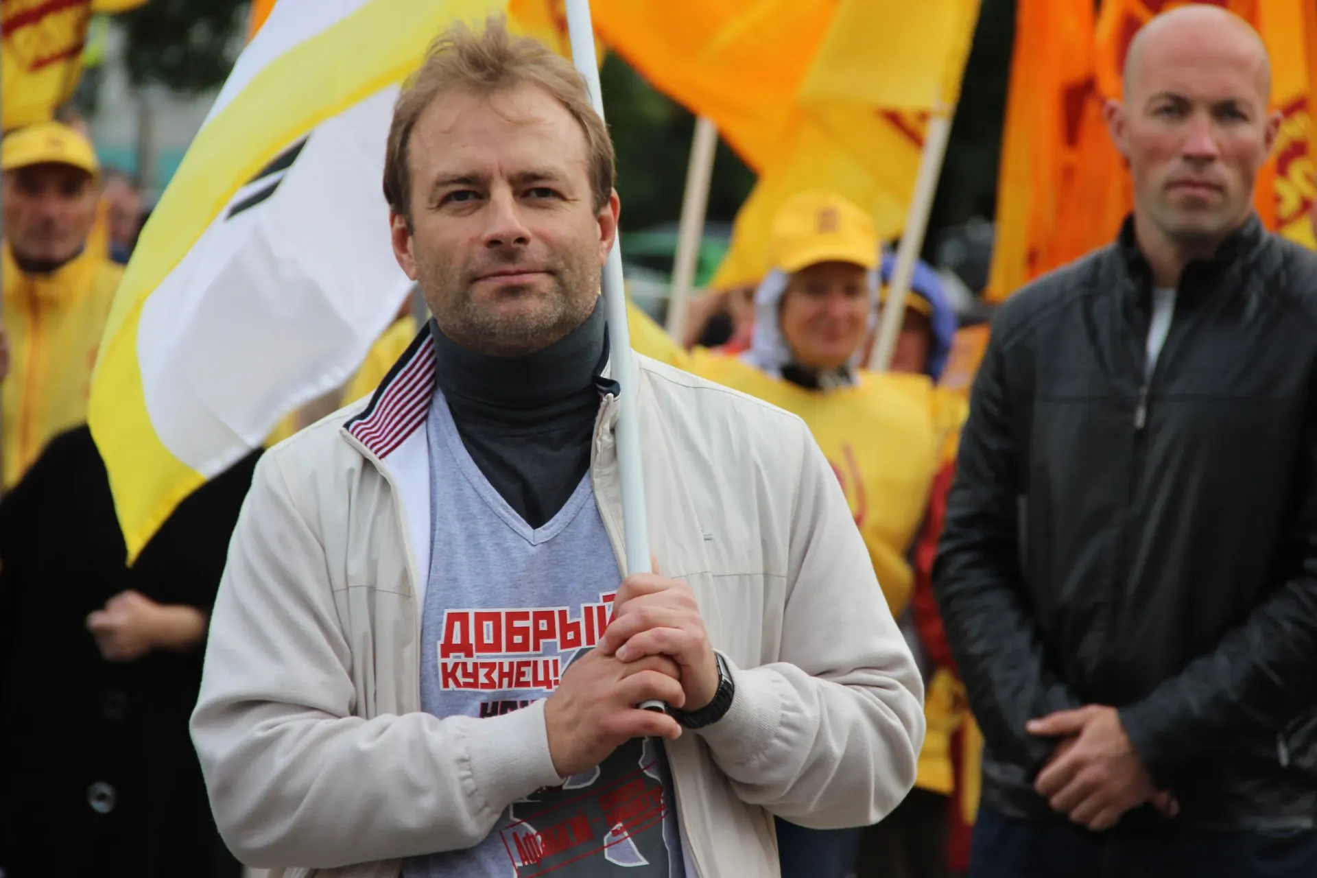 Тверской суд подтвердил отмену регистрации Максима Ларина на выборах по причине владения иностранными финансовыми инструментами; параллельно в Псковской области суд отказался снимать партию «Родина» с выборов по иску «Яблока».