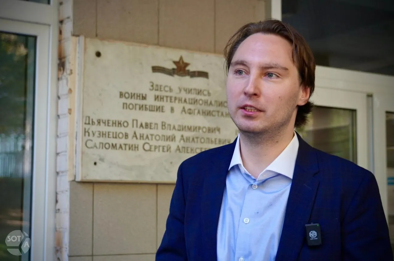 На участке в районе Нагатино, по словам наблюдателя, присутствовало около десяти полицейских. Гончаров сообщил, что бюллетень по федеральному списку был испорчен, а в одномандатном округе №200 он проголосовал за Германа Чунихина. Он выразил надежду на мир и свободу в России.