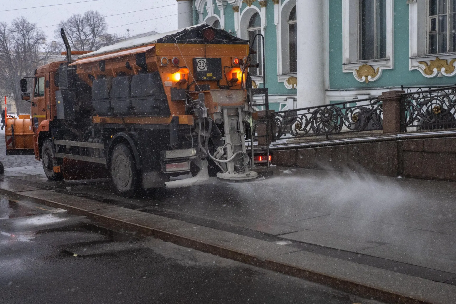 Город начинает постепенно закупать техническую соль в рамках подготовки к зимнему сезону, запланировано около 16 млн ₽.