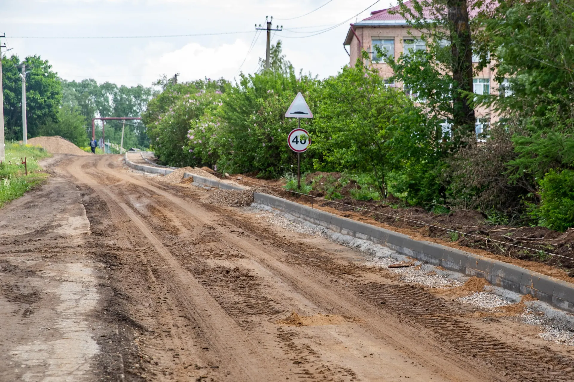 На участке длиной 11,2 км обновляют покрытие, остановки и элементы дорожной инфраструктуры; завершение работ планируется осенью 2027 года.