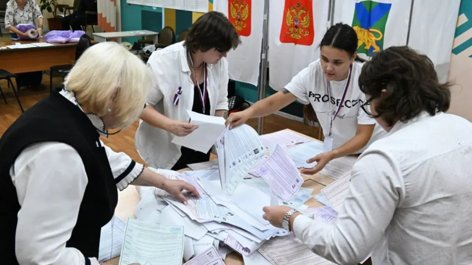 Электоральные эксперты фиксируют задержки с публикацией протоколов и частично неполные данные по регионам, что вызывает озабоченность по оперативности подсчета.