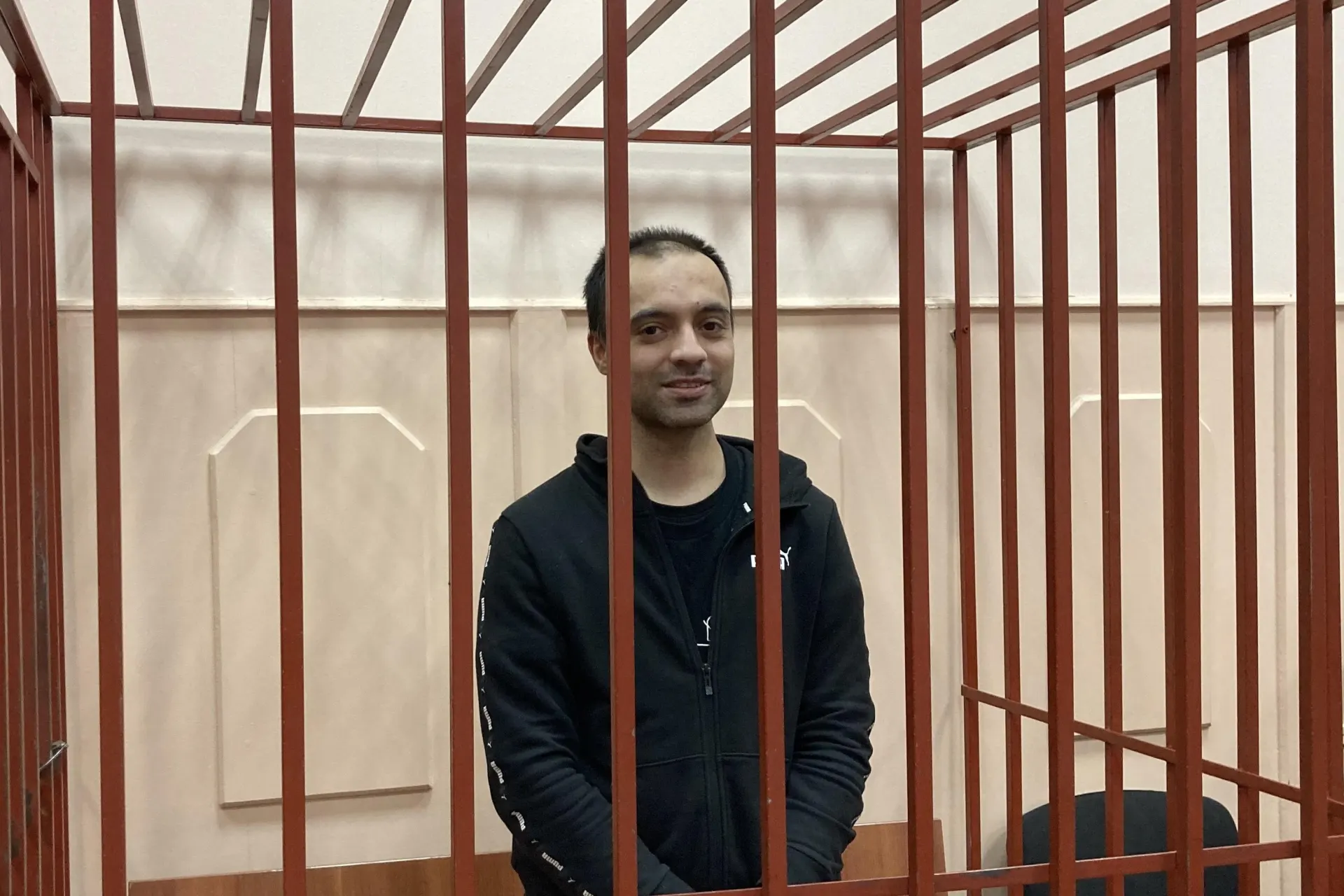 Расследование касается предполагаемой передачи сведений иностранному ведомству и диверсий против военной инфраструктуры; также затрагиваются вопросы пыток и участие консульских работников.