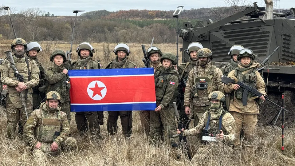 По данным экспертов, часть российских подразделений может быть выведена на Сумском и Харьковском направлениях для переброски в район Лимана, чтобы усилить боевые действия в Донбассе.