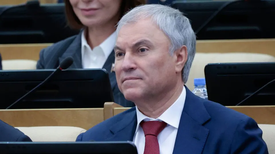 Спикер заявил об открытости процесса голосования и существовании реальной демократии в стране, в то время как аналитики обсуждают масштабы фальсификаций на думских выборах.