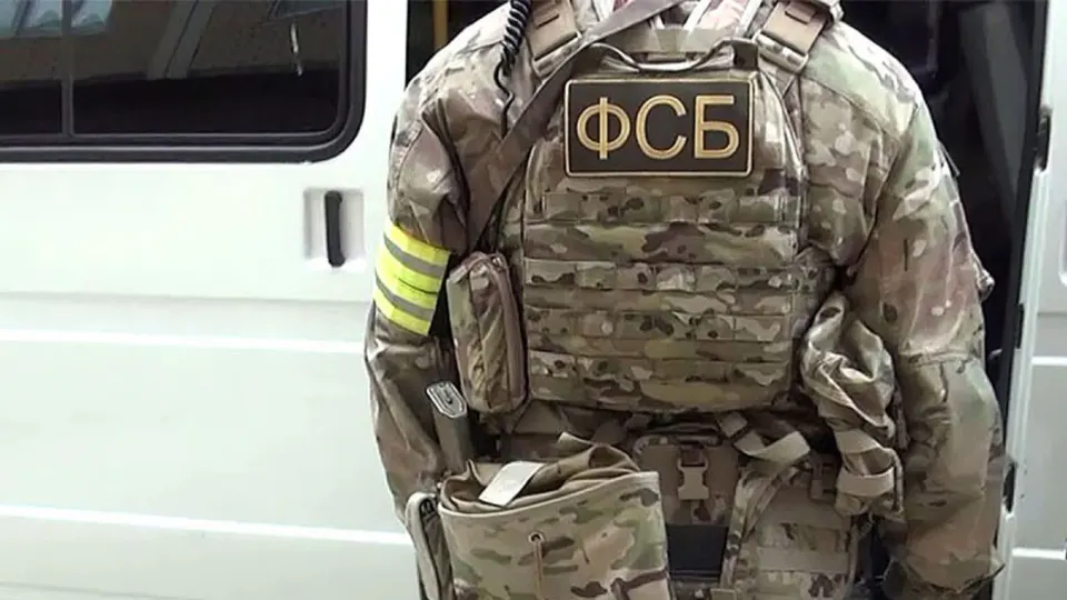 По данным ФСБ, задержанный работал в охране дипмиссии и собирал сведения, которые могли быть использованы для нападения на британского посла; проводится расследование.