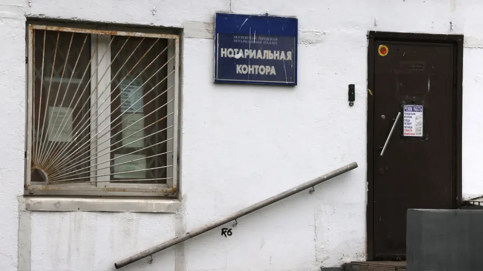 Правозащитники зафиксировали случаи отказа нотариусов в оформлении доверенностей призывникам для взаимодействия с военкоматами в Москве и Самаре.