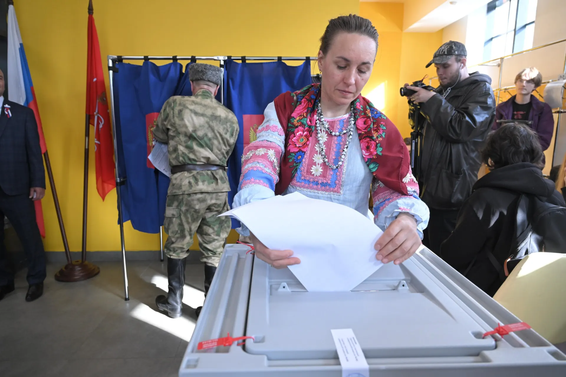 По всей России к 18:00 явка составила 21,58%. В регионах фиксируются различия, а на участках случаются инциденты.