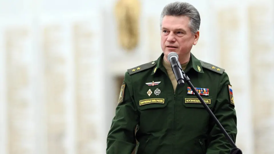 Генерал-лейтенант Юрий Кузнецов приговорён к 12 годам колонии строгого режима за взятку на сумму свыше 80 млн рублей; суд также обязал выплатить штраф, лишил званий и госнаград, а также запретил занимать руководящие должности после освобождения.