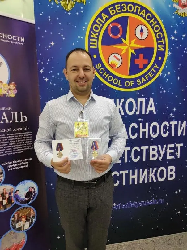 По регионам фиксируются эвакуации и тревоги во время линейки; в Иркутске школу назвали в честь погибшего учителя; в Ленинградской области прошли эвакуации и проверки безопасности.