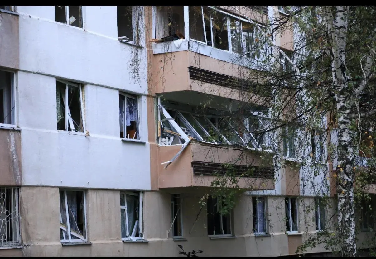 После атак беспилотников и падения обломков пострадали люди в Нижнекамске, Курске и Белгородской области; власти сообщают о гибели и ранениях, также зафиксированы повреждения и пожары.