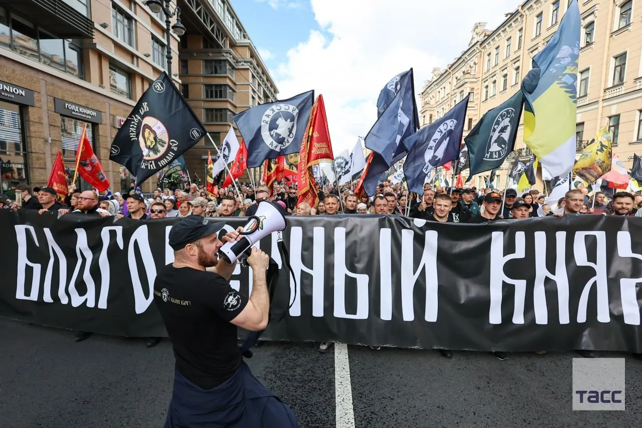 В рамках церемоний прошли молебны и крестные ходы, часть мощей Дмитрия Донского доставлена в Ростов‑на‑Дону и в мемориальный комплекс Саур‑Могила.