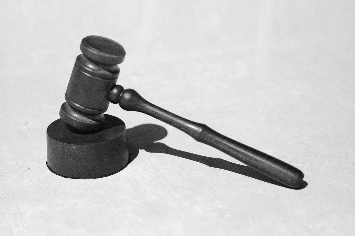 Суд в столице оштрафовал редактора и издательство за публикацию прогноза о возможном повышении пенсионного возраста; регулятор назвал материал недостоверным.