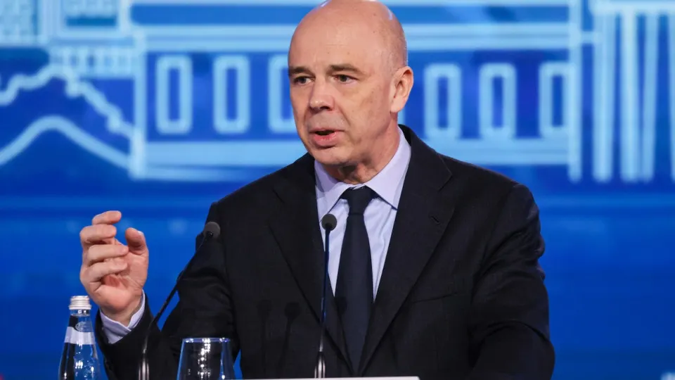 Глава Минфина сообщил о мерах по консолидации бюджета и перераспределении расходов в сторону обороны, что приводит к росту дефицита и сокращениям гражданских статей.