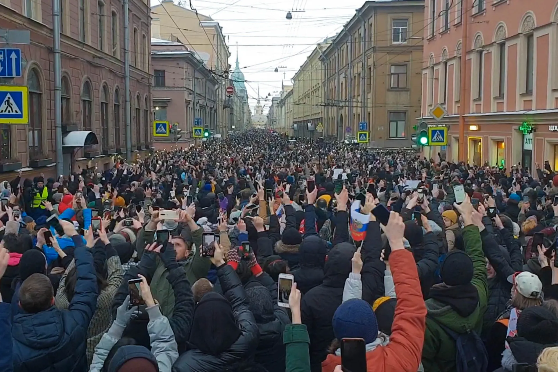 В Санкт‑Петербурге и Москве снимаются ковид‑ограничения, однако запрет на проведение публичных акций сохраняется.