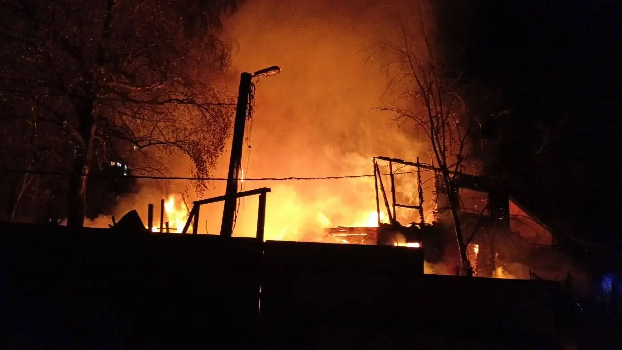 В Подмосковье загорелся жилой дом в Перловке; дыма заметен в окрестностях, детали происшествия уточняются.