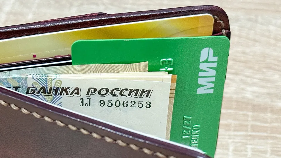 В исследовании отмечается снижение ожидаемых окладов по всей стране с заметными региональными различиями; эксперты объясняют это переходом рынка труда к новой нормальности и замедлением экономического роста.