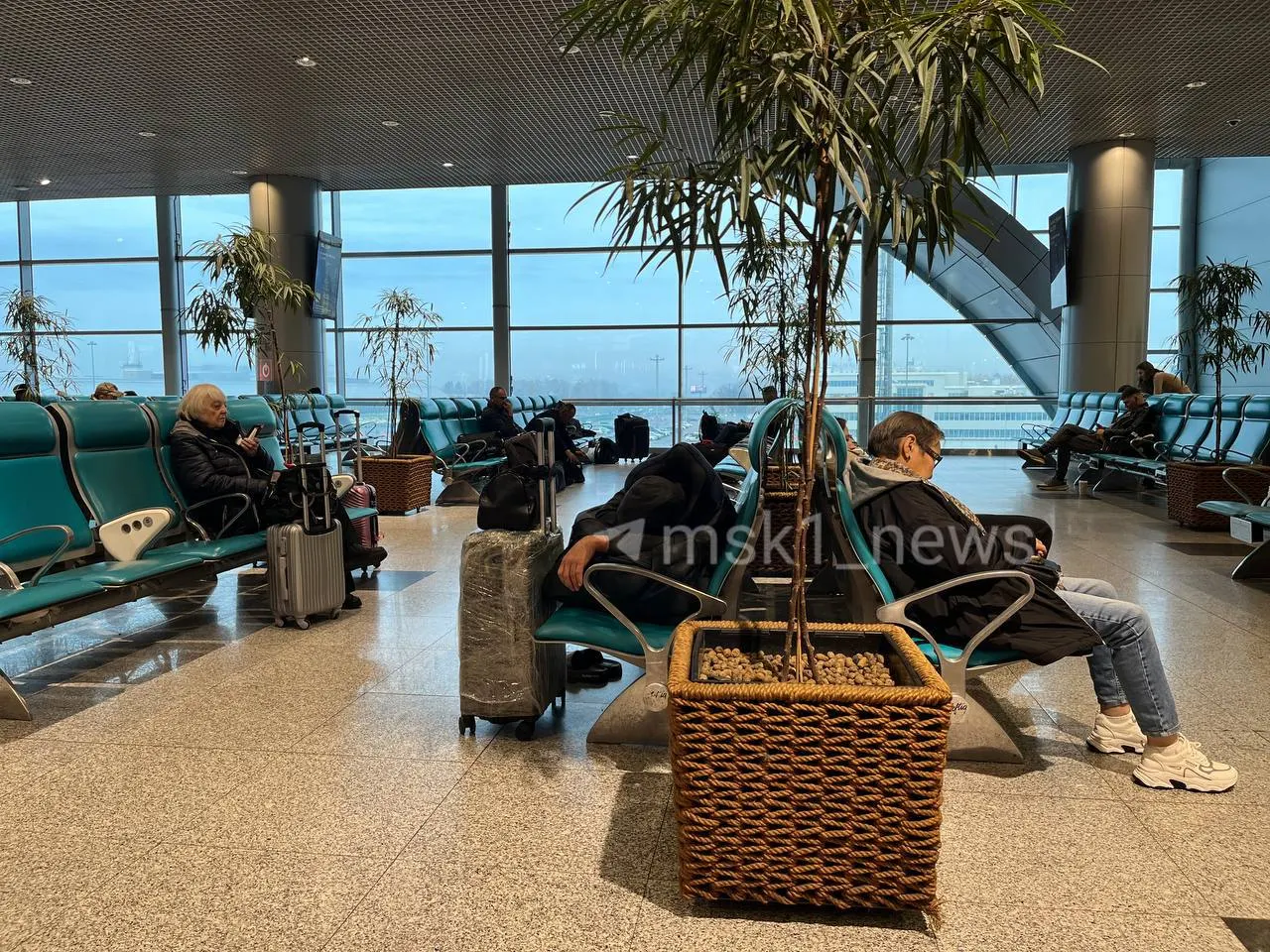 В столичном аэропорту Шереметьево продолжаются крупные задержки: рейсы переносят, пассажиры ждут обновлений и информации о размещении.