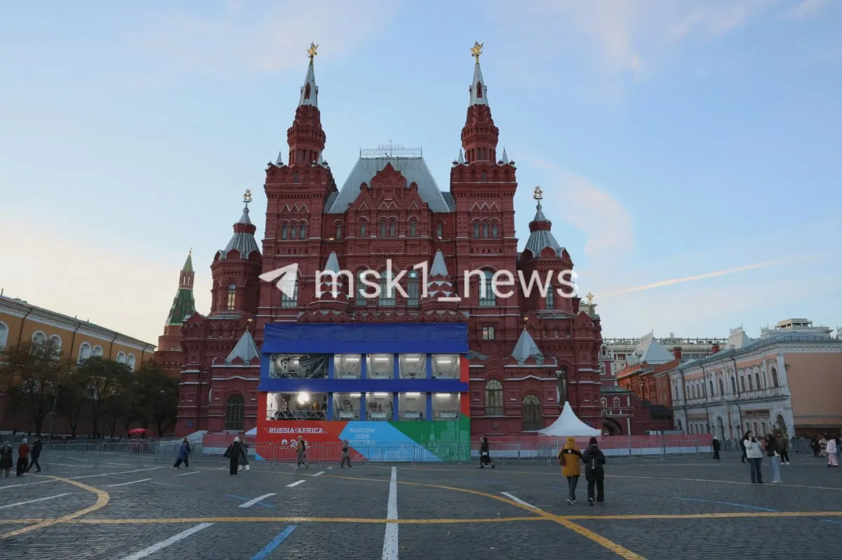 На Красной площади развернут павильон для трансляции саммита Россия — Африка, который пройдет 28–29 октября в Гостином дворе. В рамках мероприятия запланированы двусторонние встречи и выступления руководителей.