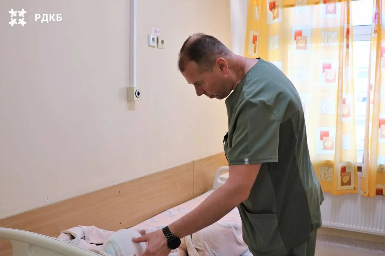 15-летний житель Солтонского района переведен из реанимации в нейрохирургическое отделение РДКБ в Москве; состояние остается тяжёлым, но стабильным.