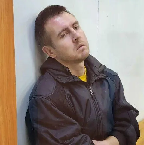 40-летний Дмитрий Накаряков задержан по обвинению в убийстве своего сына и 58-летней тёщи; ранее служил в составе военного подразделения «БАРС» и воевал в Курской области.