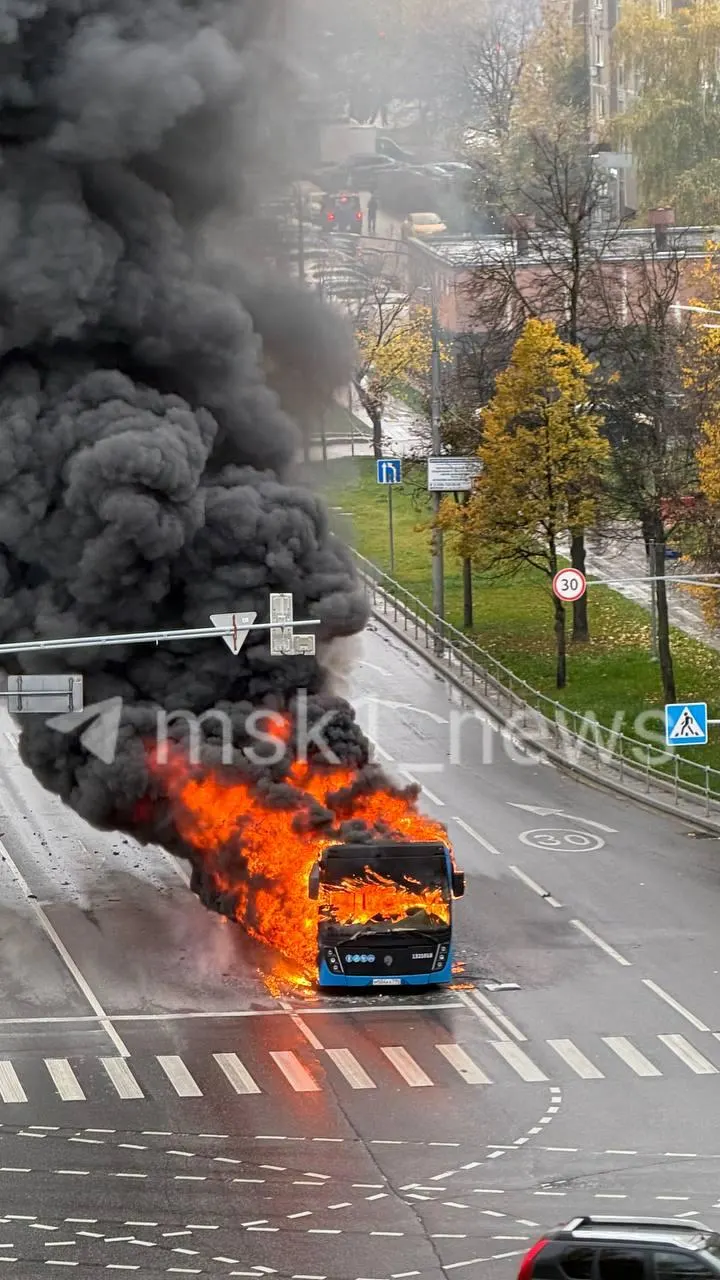 Пожарные оперативно тушат возгорание автобуса в Очаково-Матвеевском районе. Обстоятельства устанавливаются.