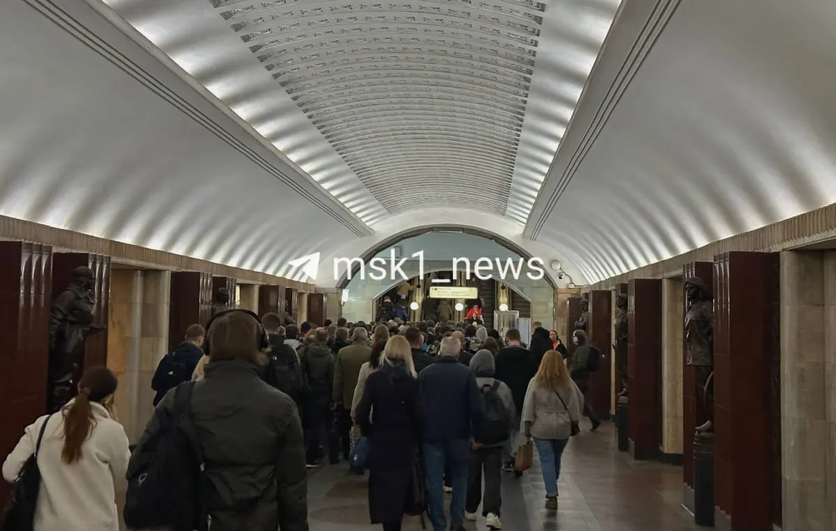 Будничные закрытия на вход на Бауманскую будут происходить с 08:35 до 09:00 из‑за ремонта эскалатора; возможны дополнительные ограничения в часы пик.
