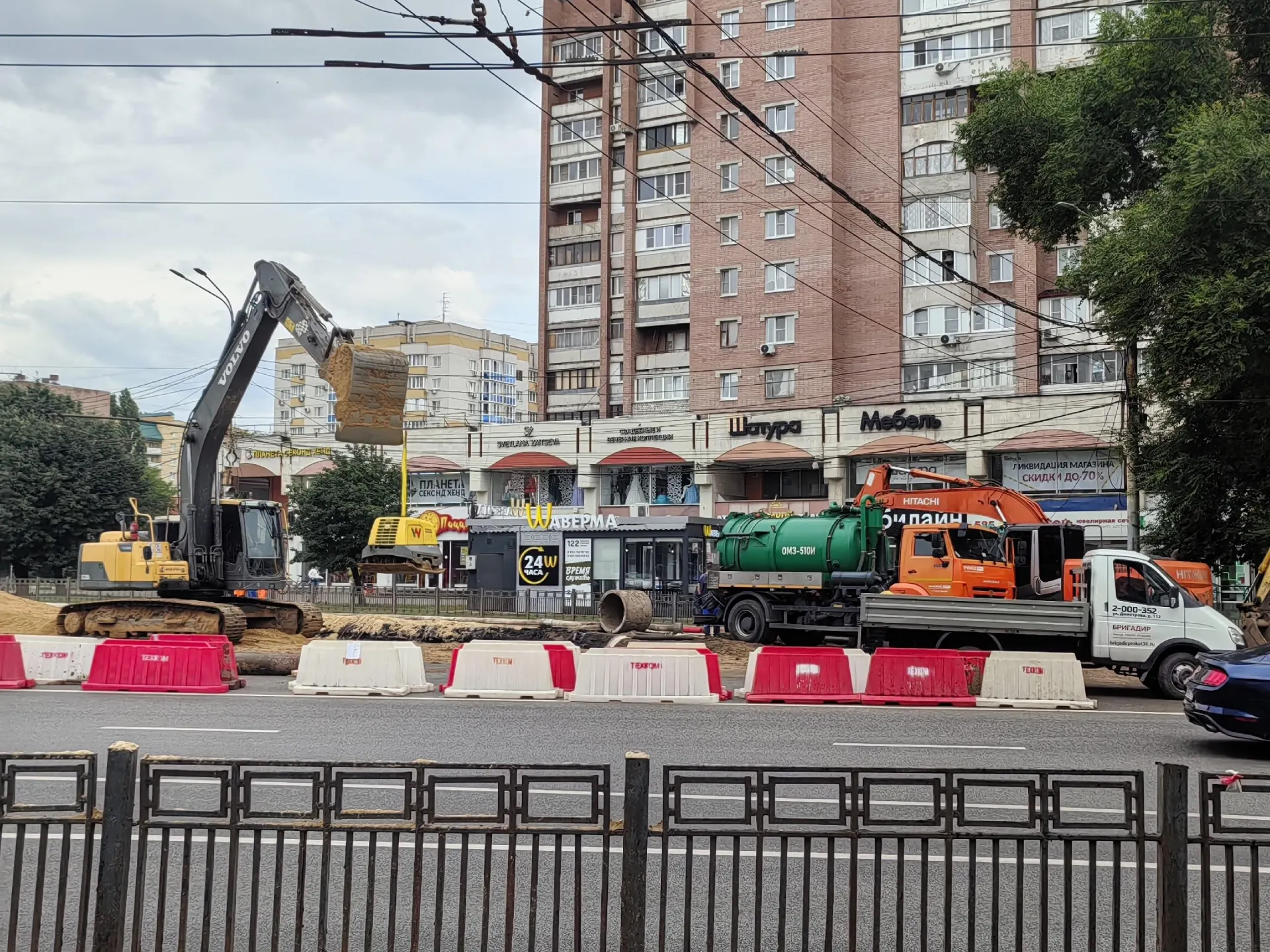 Жители города жалуются на резкий запах канализации возле памятника Славы, который держится уже двое суток.