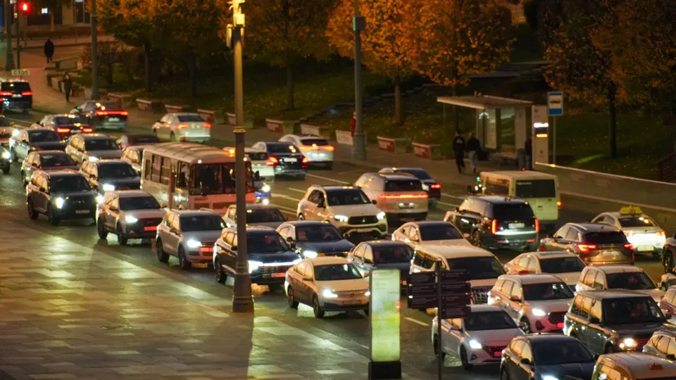 По итогам 2025 года налоговые поступления от дорогостоящих авто достигли рекорда: Москва лидирует по объему, за ней следует Санкт-Петербург и Московская область; сохраняется тенденция роста продаж премиальных автомобилей.
