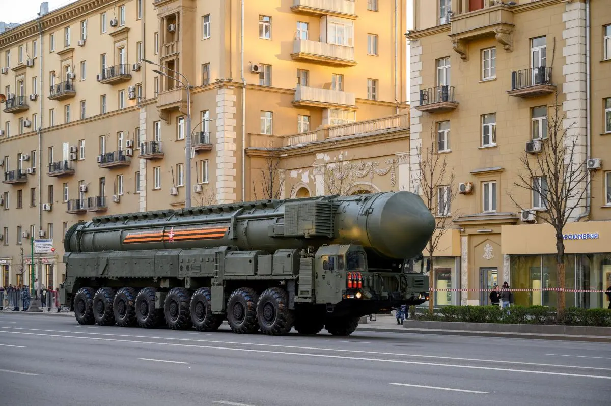 Современная конъюнктура ставит под сомнение способность ядерного оружия удерживать эскалацию и отражать геополитические риски, требуя переосмысления стратегий безопасности.