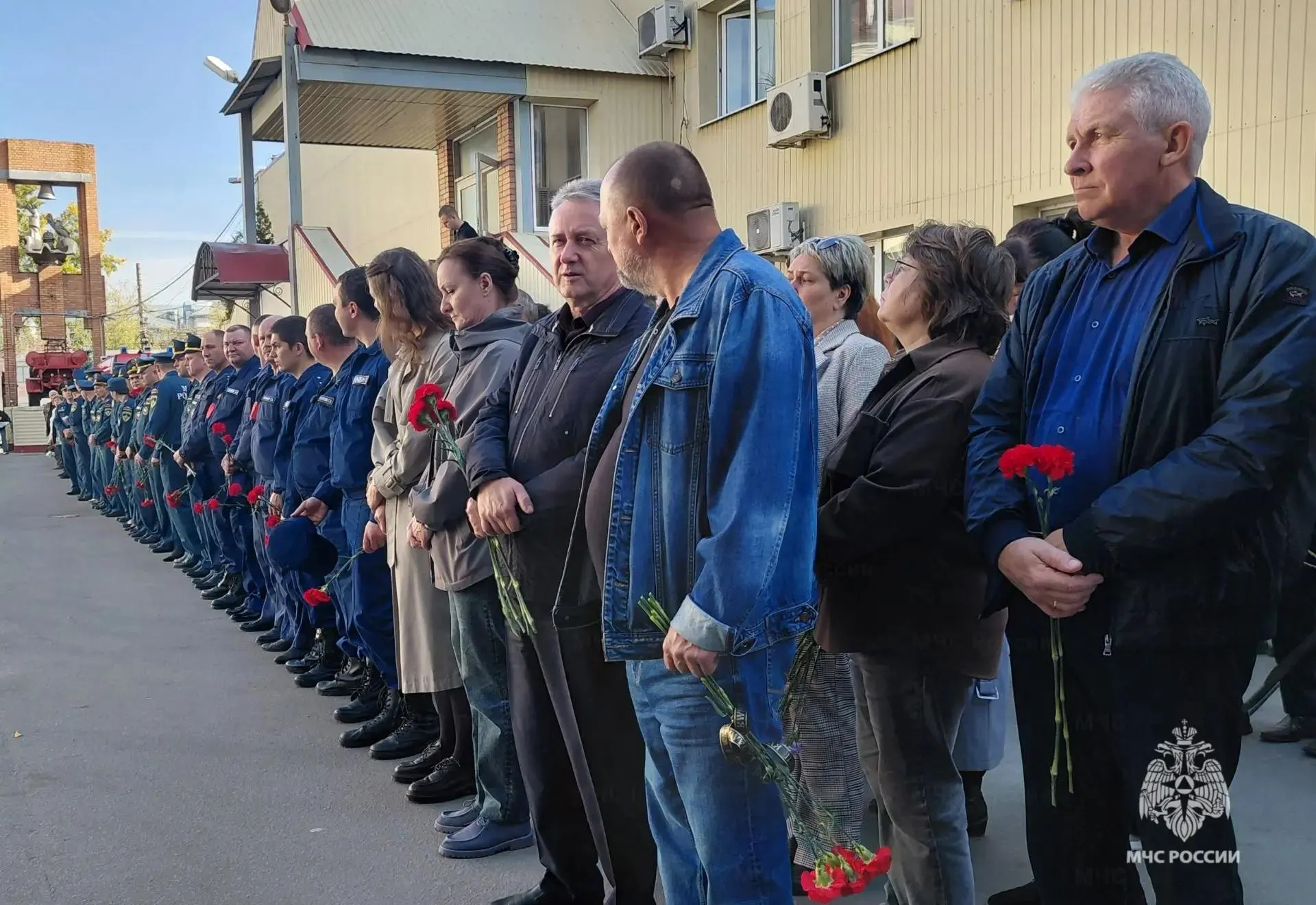 Пожарный Руслан Волков отдал службе почти три десятилетия; в Рязани простились с ним на церемонии прощания.